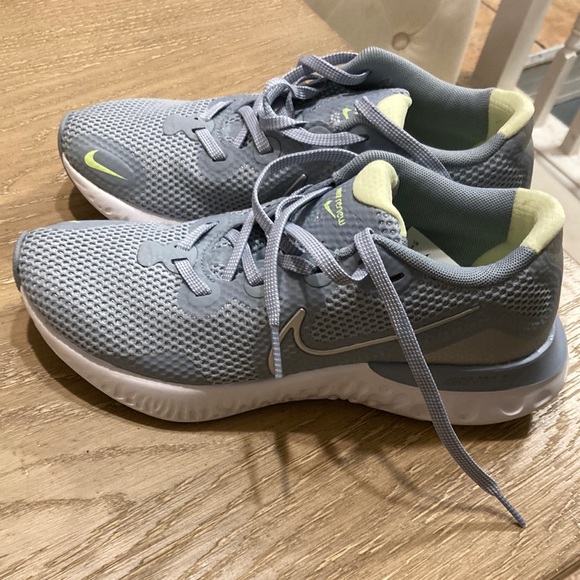 Nike Shoes - Women Nike size 6